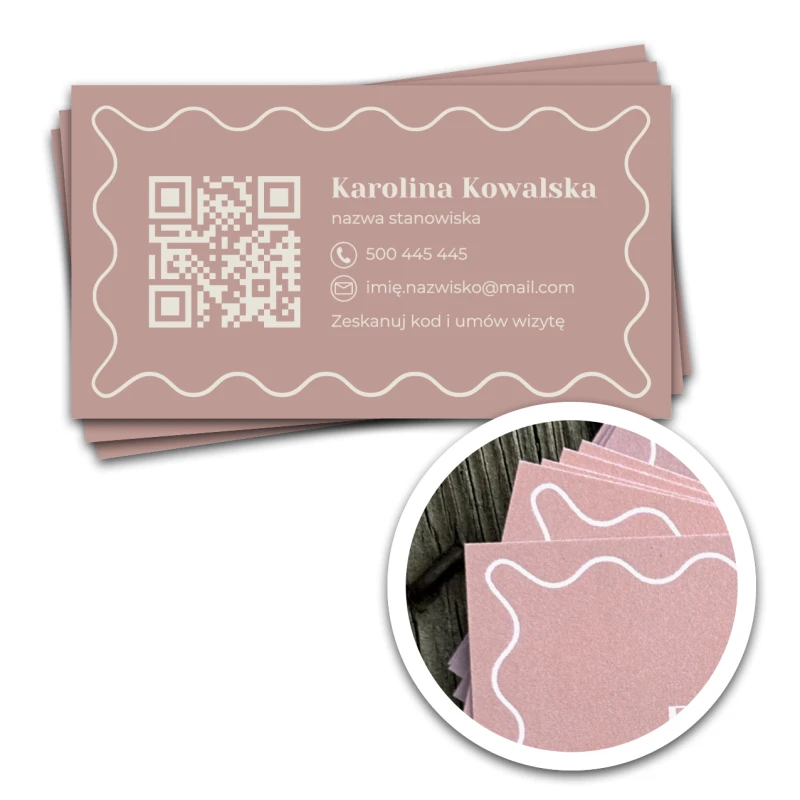 Wizytówki  90x50 pudrowy róż imiennez kodem QR i wavy ramka.png
